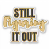 Still Figuring It Out – Funny Motivational Sticker (Voorkant)