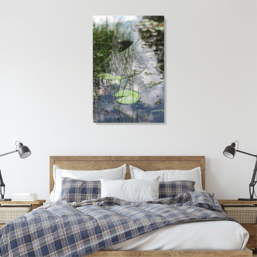Stille Reflecties – Rustige Waterlelievijver Canvas Afdruk (Insitu (Slaapkamer))