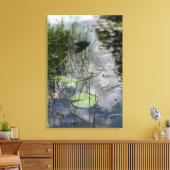 Stille Reflecties – Rustige Waterlelievijver Canvas Afdruk (Insitu (Woonkamer))