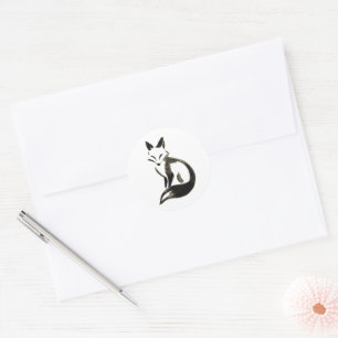 Stille Vos – Minimalistisch Inktpenseelontwerp op Ronde Sticker