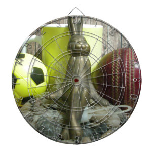 Stilleven: Konijnensculptuur, Ballen & Gele Mok Dartbord