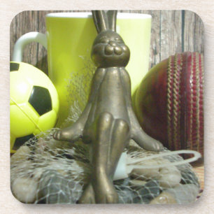 Stilleven: Konijnensculptuur, Ballen & Gele Mok Drankjes Onderzetter