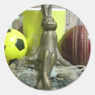 Stilleven: Konijnensculptuur, Ballen & Gele Mok Ronde Sticker