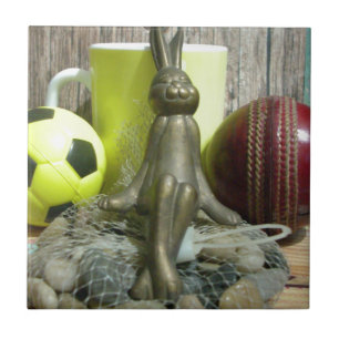 Stilleven: Konijnensculptuur, Ballen & Gele Mok Tegeltje