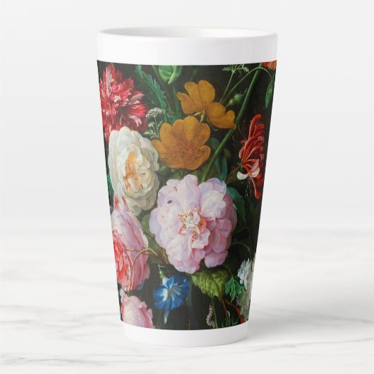 Stilleven met bloemen in een glazen vaas latte mok (Voorkant)