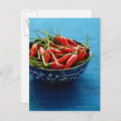 Stilleven van chilies in kom op blauwe mat briefkaart (Voorkant / Achterkant)