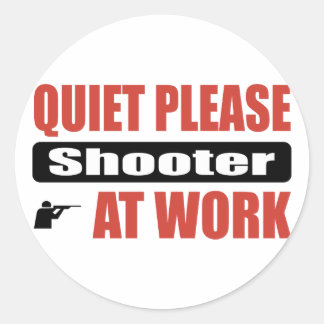 Stilte alsjeblieft schiet op het werk ronde sticker