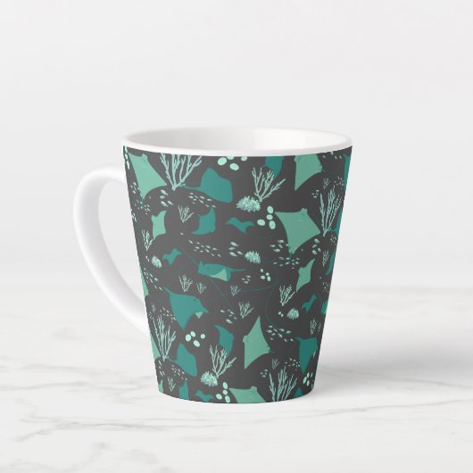 Stingrays Ocean Reef Motif sur Grey Latte Mug (Angle gauche)