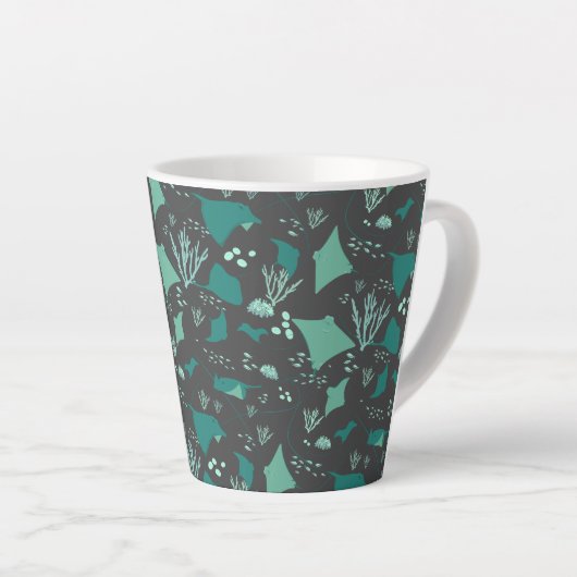 Stingrays Ocean Reef Motif sur Grey Latte Mug (Angle droit)