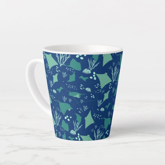 Stingrays Ocean Reef Patroon op Navy Blue Latte Mok (Linkerhoek)