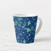 Stingrays Ocean Reef Patroon op Navy Blue Latte Mok (Rechterhoek)