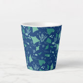 Stingrays Ocean Reef Patroon op Navy Blue Latte Mok (Voorkant)