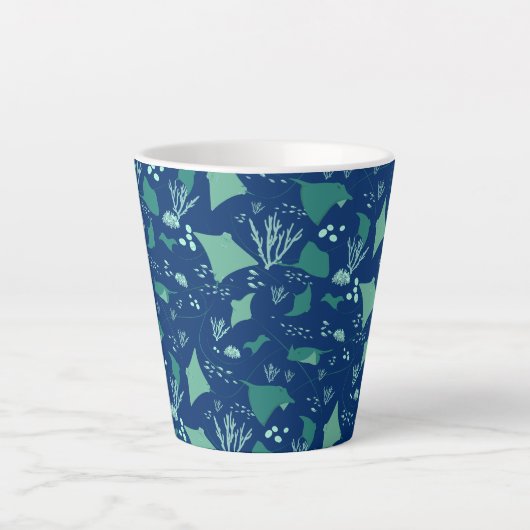 Stingrays Ocean Reef Patroon op Navy Blue Latte Mok (Voorkant)