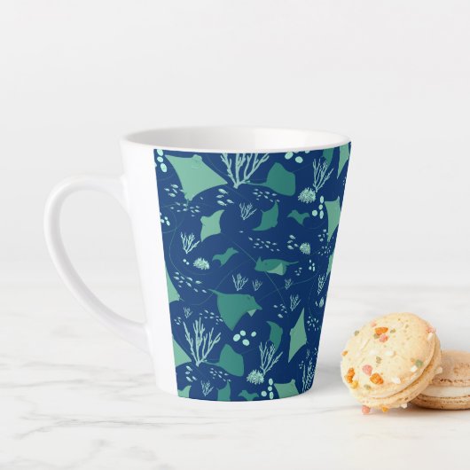 Stingrays Ocean Reef Patroon op Navy Blue Latte Mok (In situ)