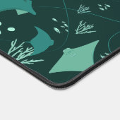 Stingrays zwemmen onder water, koele oceaan thema bureaumat (Hoek)