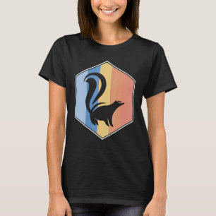Stinkdier met retrokleuren in een hexagon t-shirt