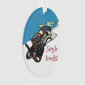 Stinkdier op een gesleed Jingle Smells! kerstCarto Ornament (voorkant)