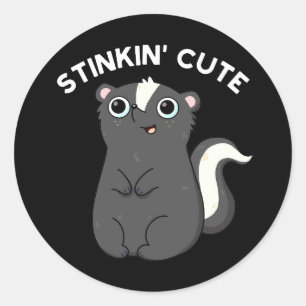 Stinkin Schattige Funny Skunk Pun Dark BG Ronde Sticker