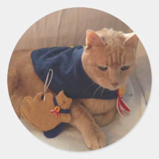 Stinky met zijn ornament! ronde sticker