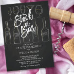 Stock moderne le Bar Couples Douche Invitation<br><div class="desc">Stock élégant le bar nuptiale invitation à la douche avec des bouteilles dessinées à la main et des lunettes de bar sur un arrière - plan en chalkboard noir tendance avec une police moderne lettrée à la main.</div>