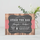 Stock The Bar Rustic Red Couples Douche Invitation (Debout devant)