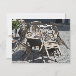 Stoelen leunen op tafel briefkaart