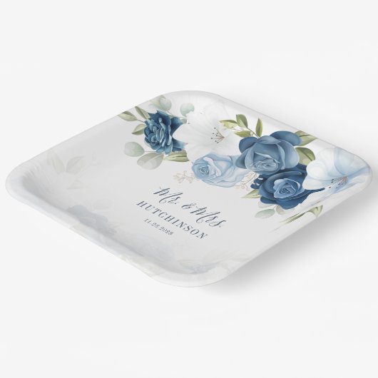 Stofblauw bloemengebladerte Mr en Mrs Bruiloft Papieren Bordje (Gebogen)