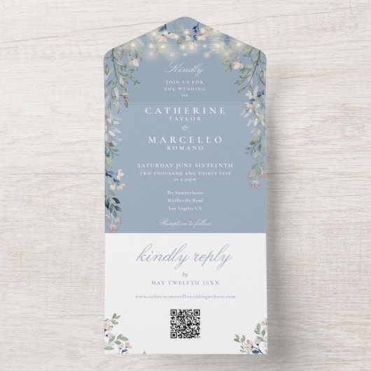Stofblauwe bloemenslingerlichten QR-code bruiloft All In One Uitnodiging (Binnen)