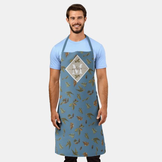 Stofbloem Blauw Rustieke Bruine Bladeren Monogram Schort (Gedragen)