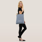 Stoffig blauw en wit | Monogram moderne Initialen Draagtas (Op model)