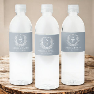 Stoffig Blauw Monogram Botanische Trouwen Bloemen  Waterfles Etiket