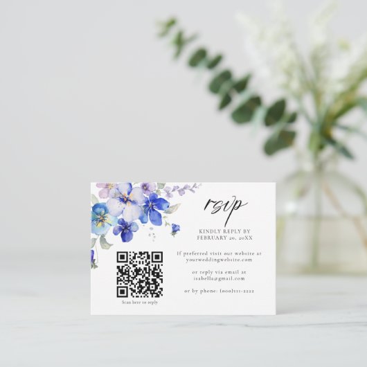 Stoffig Blauw Paarse Bloemen QR Code Bruiloft RSVP Informatiekaartje (Staand voorkant)
