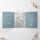 Stoffige blauwe foto bruiloft RSVP details QR code Drieluik Uitnodiging (Binnen)