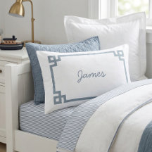 Stoffige blauwe Griekse sleutel monogram standaard