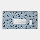 Stoffige Blauwe IJshockey Stick, Schaatsen & Puck Bureaumat (Keyboard & Muis)