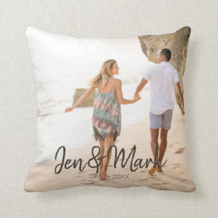 Stolen Foto. Naam en Jaar Typografie. Kussen