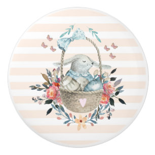 Stomme Bunny in een mand met eieren en bloemen Keramische Knop