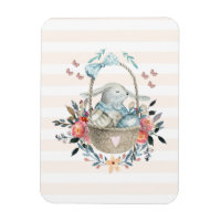 Stomme Bunny in een mand met eieren en bloemen