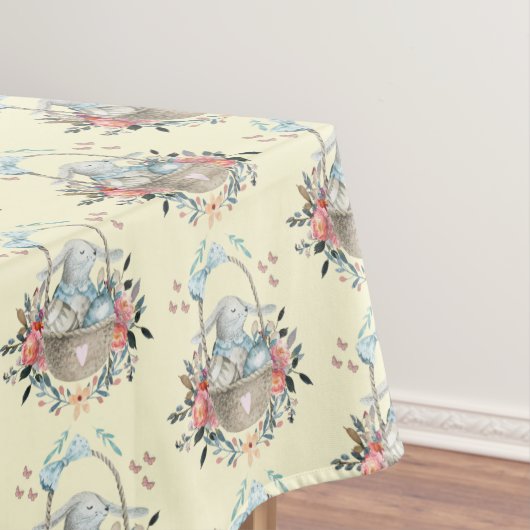 Stomme Bunny in een mand met eieren en bloemen Tafelkleed (Voorbeeld)