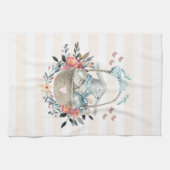 Stomme Bunny in een mand met eieren en  bloemen Theedoek (Horizontaal)