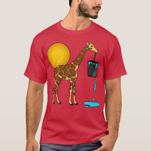 Stomme giraf met een overstromend emmer water t-shirt