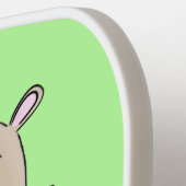 Stomme glimlachende hamster met pinda-cartoon pickleball paddle (Links Detail)