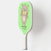 Stomme glimlachende hamster met pinda-cartoon pickleball paddle (Links)