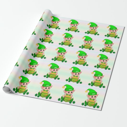 Stomme groene elf en een pot goud op pastelkleuren cadeaupapier (Uitgerold)