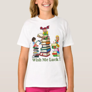 Stomme meisjes die op een stapel boeken zitten en t-shirt