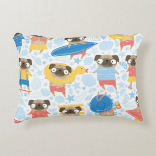 Stomme pugs op vakantie. patroon met tekenfilm accent kussen