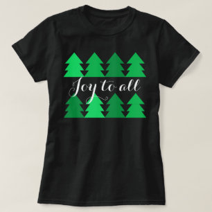 Stomme rijen groene kerstbomen met iedereen t-shirt