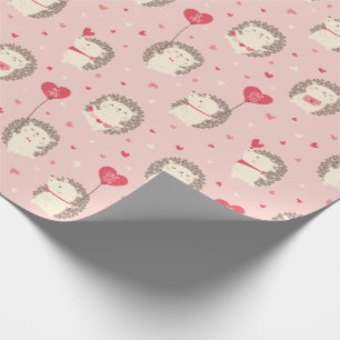 Stomme valentijnen egel met hart op roze cadeaupapier
