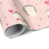 Stomme valentijnen egel met hart op roze cadeaupapier (Rol Hoek)