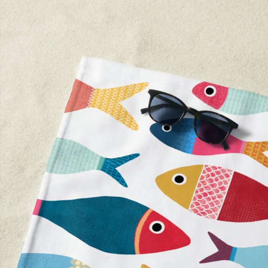 Stomme vis op het strand strandlaken (In situ)